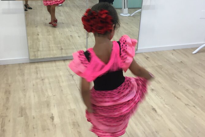 45 minutes flamenco dance class for family in Málaga - What Happens in 45 Minutes: Warm-Up to Rumba