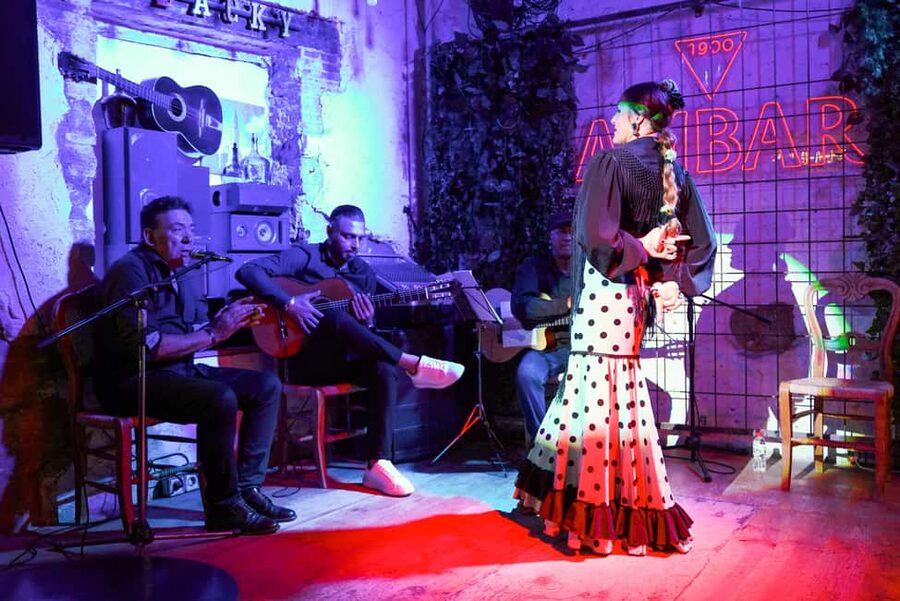 Alicante: Fusion Flamenco Show and Gastronomy at Blacky Bar - Tapas and fusion flavors: what to order without overthinking it