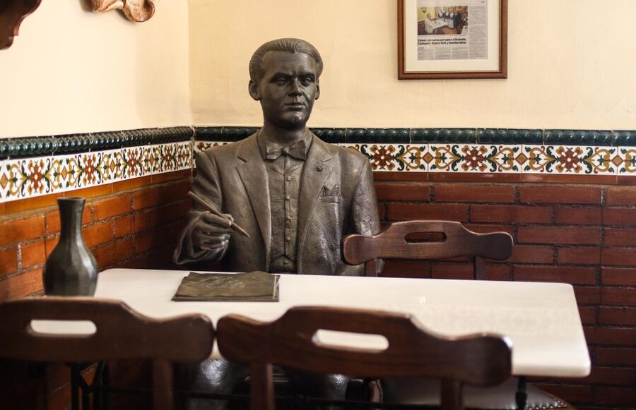 Authentic Flamenco Show & Tapas Tour in Granada - Stop 1 in the historic centre: olive oils and Granada cheese tastings