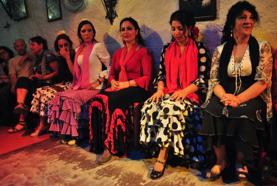 Barcelona: City Tour & Flamenco Show with Wine & Tapas - Gothic Quarter to Born: a walk that sets the tone for the night