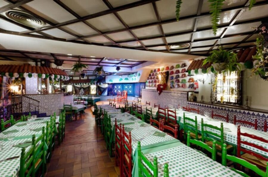 Barcelona: Flamenco at El Patio Andaluz with Optional Dinner - Live-performance hiccups: timing, microphones, and stage chaos (sometimes)