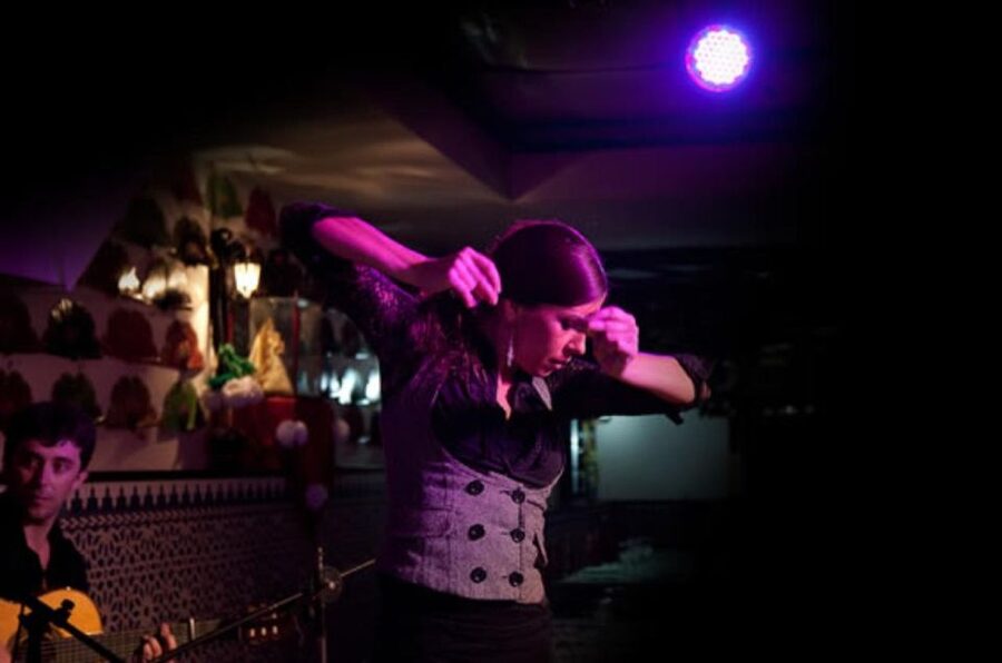 Barcelona: Flamenco at El Patio Andaluz with Optional Dinner - Drinks, sangria, and the under-18 rule