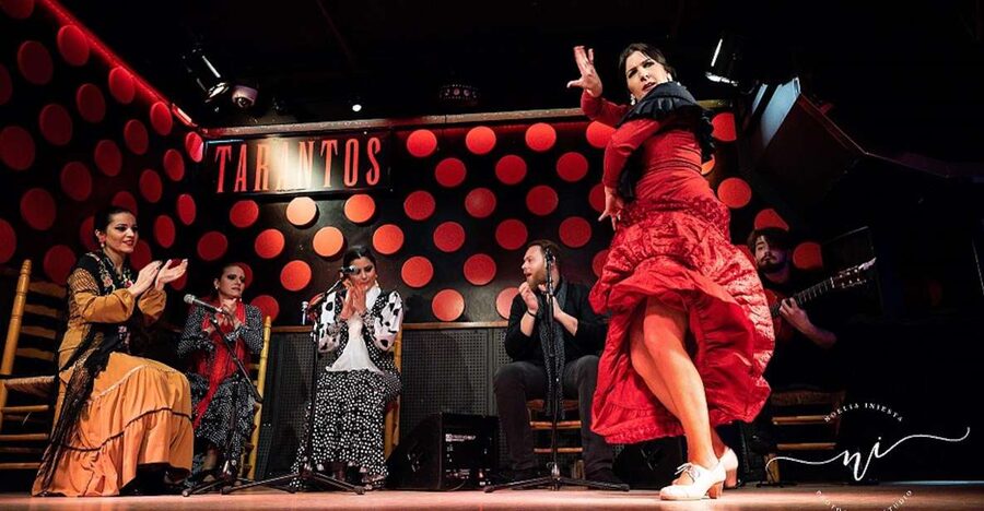 Barcelona: Gothic Quarter Guided Tour with Flamenco & Tapas - Gothic Quarter at night: why this works as an evening plan