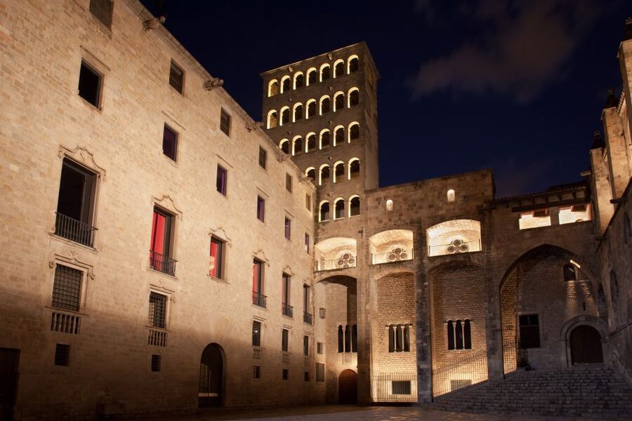 Barcelona: Gothic Quarter Guided Tour with Flamenco & Tapas - Plaça Reial tapas dinner: what to expect and how to enjoy it