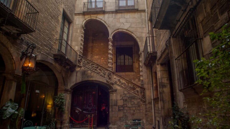 Barcelona: Old Town Artistic Tour & Flamenco Show - Key highlights to know before you go