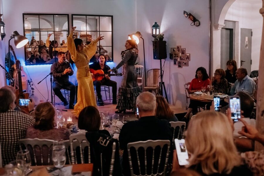 Córdoba: Tablao Flamenco at Doble de Cepa with Optional Meal - Drinks and the small-venue reality: comfort, closeness, and service pace