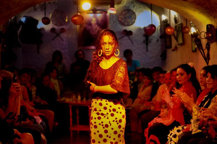 Flamenco Show: Zambra in Cuevas del Sacromonte - The center-circle staging: why your view improves