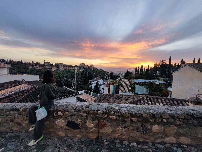 Granada: Albaicín and Sacromonte Sunset Tour & Flamenco Show - Plaza de San Nicolás: a short photo stop that actually matters