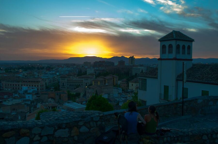 Granada: Albaicín and Sacromonte Sunset Tour & Flamenco Show - Sacromonte: cave-houses, neighborhood life, and flamenco origins