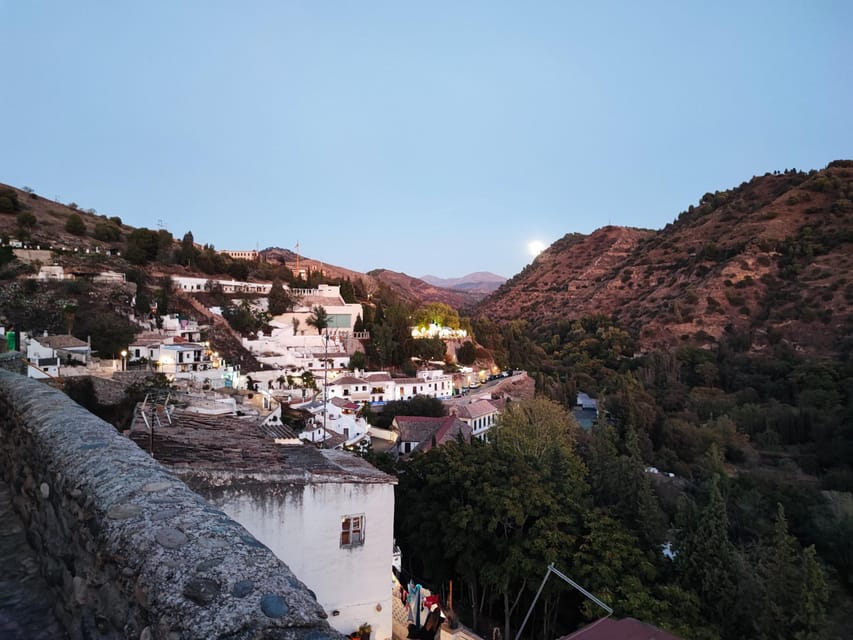 Granada: Albaicín and Sacromonte Sunset Tour & Flamenco Show - The sunset photo viewpoint: quick timing, best use of 5 minutes