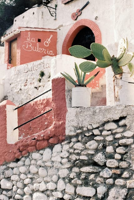 Granada: Albaicín and Sacromonte Sunset Tour & Flamenco Show - Albaicín at golden hour: the old Muslim quarter’s viewpoints and street stories