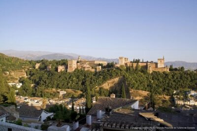 Granada: Alhambra Guided Tour and Flamenco Show - Nasrid Palaces and Generalife Gardens: where the story lands