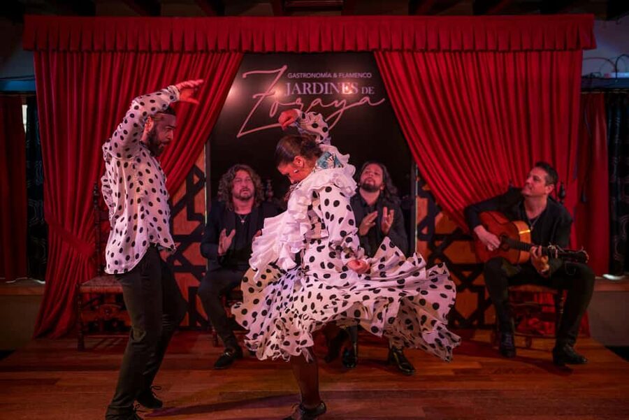 Granada: Flamenco Show in Albayzín - Jardines de Zoraya - Food and drink: how dinner can fit without wrecking the rhythm