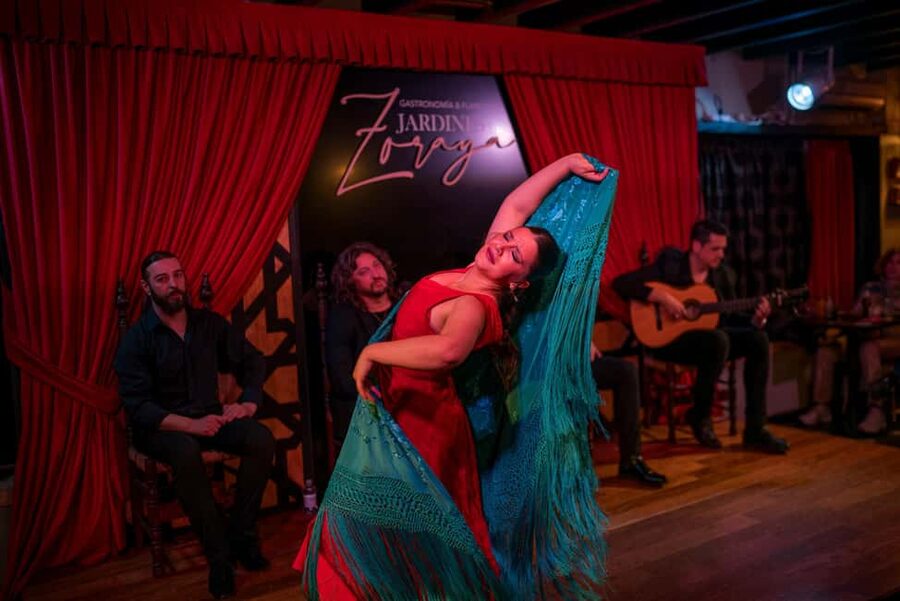 Granada: Flamenco Show in Albayzín - Jardines de Zoraya - What service feels like in a small venue