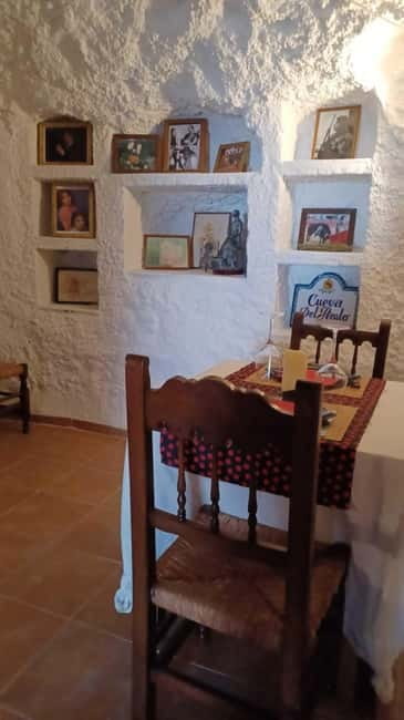 Granada: Flamenco Show Los Parrones in the Sacromonte Caves - Sacromonte caves with Alhambra views: why this spot works