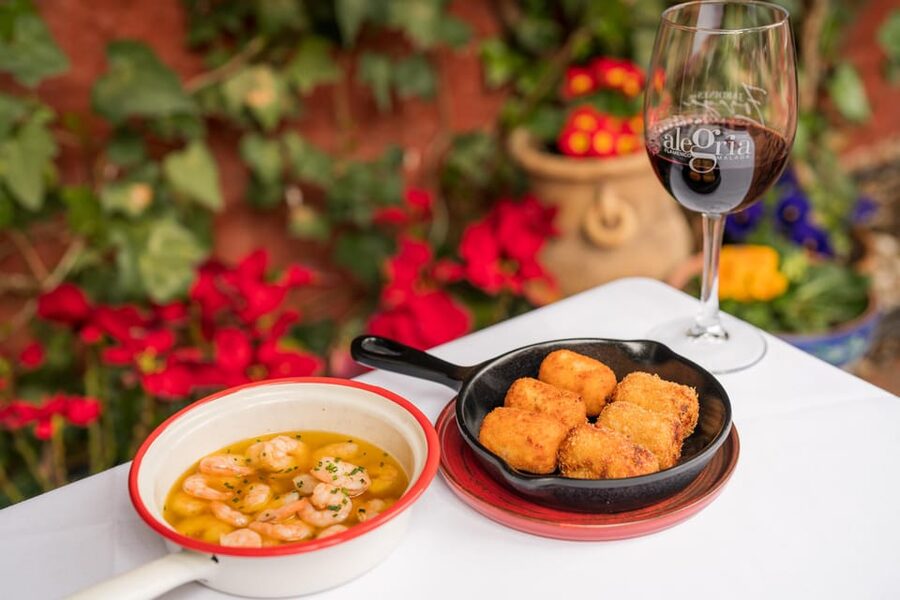 Granada: Flamenco Show with Dinner at Jardines de Zoraya - Granada’s Jardines de Zoraya: a smart dinner-show setup