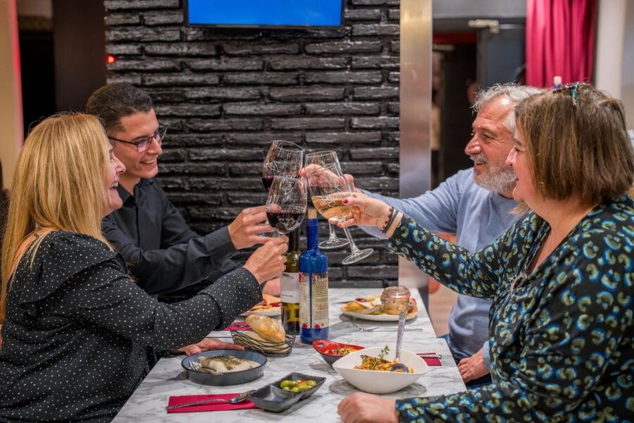 Malaga: Show and Food at Alegría Flamenco and Restaurant - A Night in Malaga: Cathedral Views and Air-Conditioned Comfort