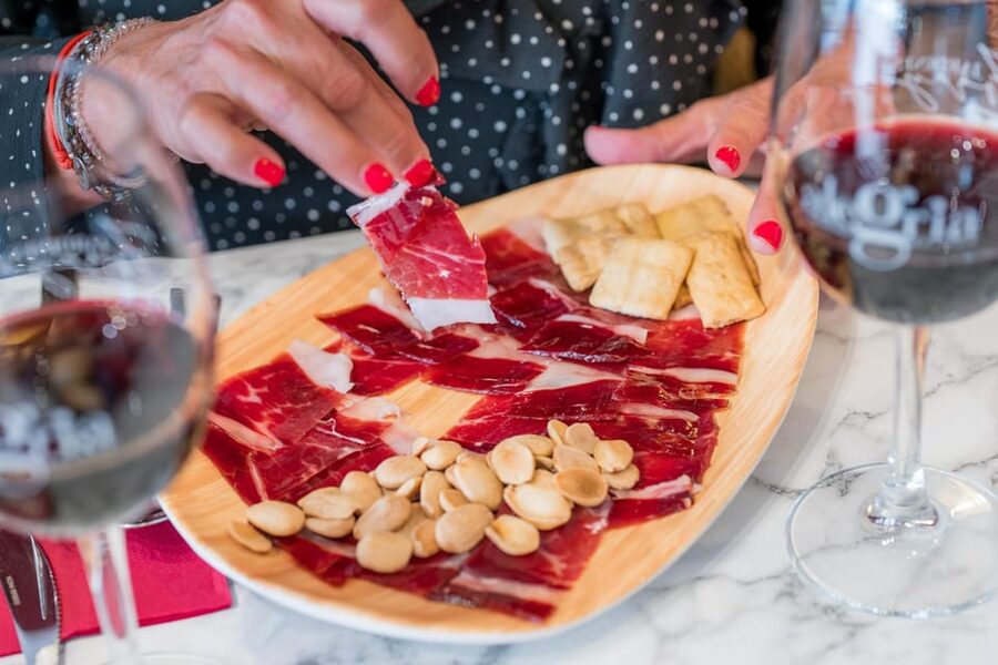 Malaga: Show and Food at Alegría Flamenco and Restaurant - The Theater Moment: Guitar, Song, and Dance in an Intimate 1-Hour Set