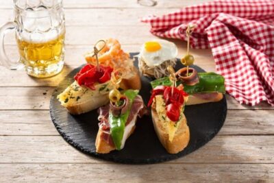 Seville: Flamenco Show and Tapas in Triana Private Tour - The tapas crawl across 3 to 4 taverns (with 4 drinks)